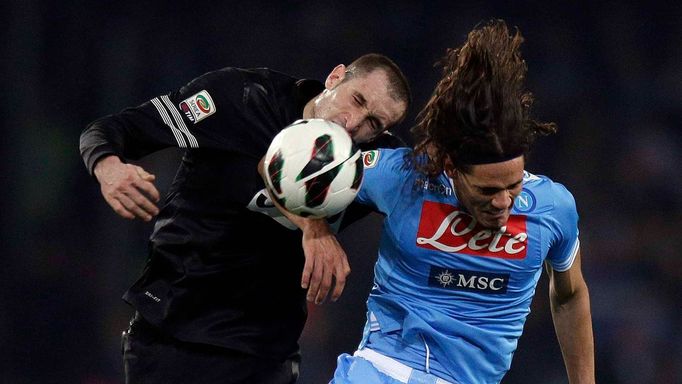 Neapolský Edinson Cavani jde loktem proti Giorgio Chiellinimu z Juventusu