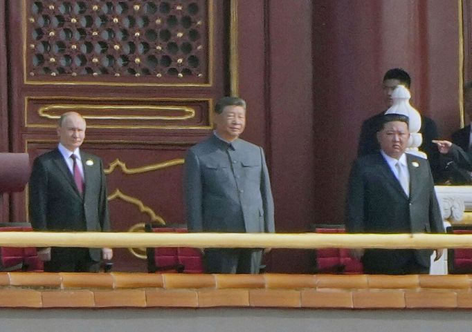 Čínský prezident celou slavnost sledoval po boku Vladimira Putina a Kim Čong-una.