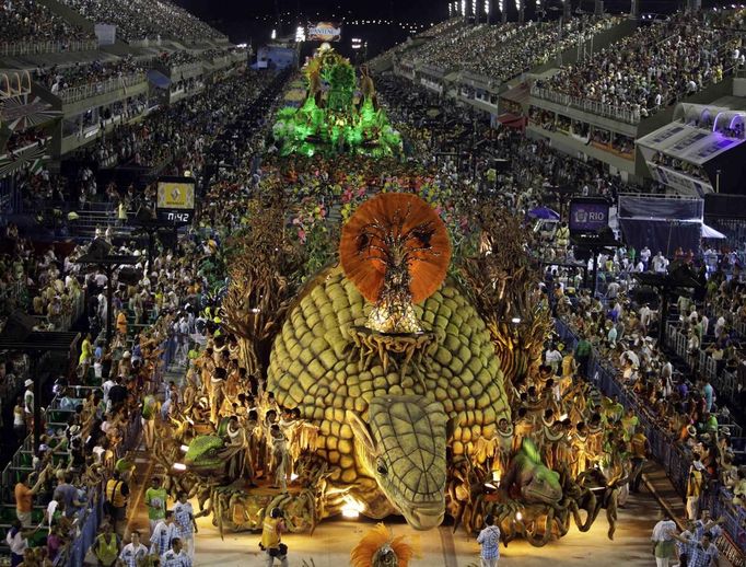 Revellers from the Vila Isabel samba school participate in the annual Carnival parade in Rio de Janeiro's Sambadrome February 12, 2013. REUTERS/Ricardo Moraes (BRAZIL - Tags: SOCIETY) Published: Úno. 12, 2013, 7:38 dop.