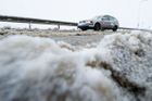 Silničáři varují před namrzlými vozovkami, na řadě míst leží na silnicích sníh