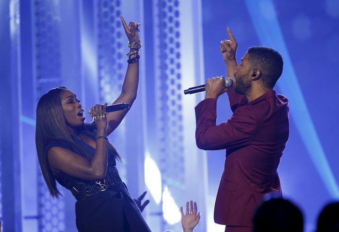 Estelle and Jussie Smollett perform &quot;Conqueror&quot; at the 2015 Billboard Music Awards in Las Vegas