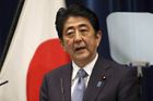 Abe podle odhadů vyhrál japonské volby. Může se stát nejdéle sloužícím premiérem