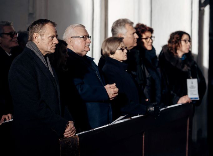 Na pohřeb dorazil i předseda Evropské rady Donald Tusk (vlevo), bývalý polský prezident Lech Walesa a jeho manželka Danuta Walesa.