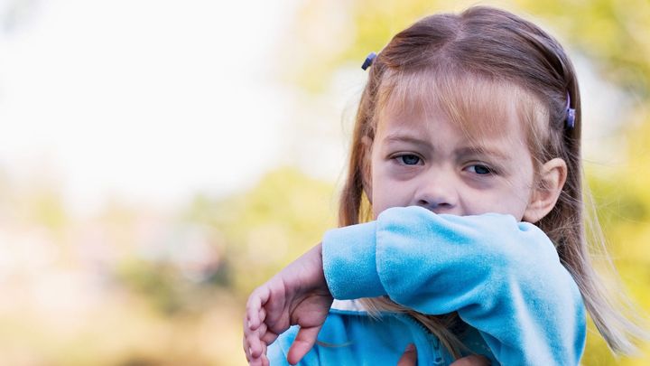 Černý kašel umí lámat žebra, případů rekordně přibývá. Jak ho poznat od běžné chřipky