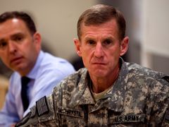 Velitel vojsk USA a NATO v Afghánistánu Stanley McChrystal (vpravo) se prý ještě nerozhodl, zda má smysl jednat s Omarem.