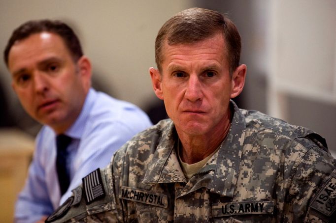 Velitel vojsk USA a NATO v Afghánistánu Stanley McChrystal (vpravo) se prý ještě nerozhodl, zda má smysl jednat s Omarem.