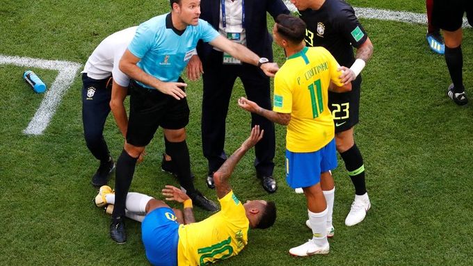 Neymar předstírá zranění v utkání proti Mexiku.