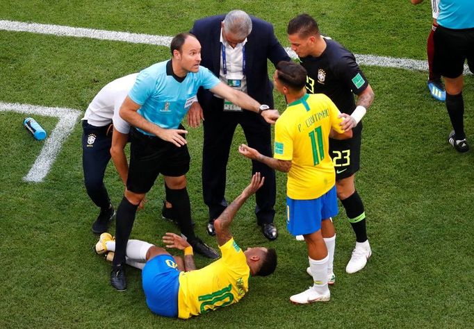 Neymar předstírá zranění na MS v utkání Brazílie vs. Mexiko