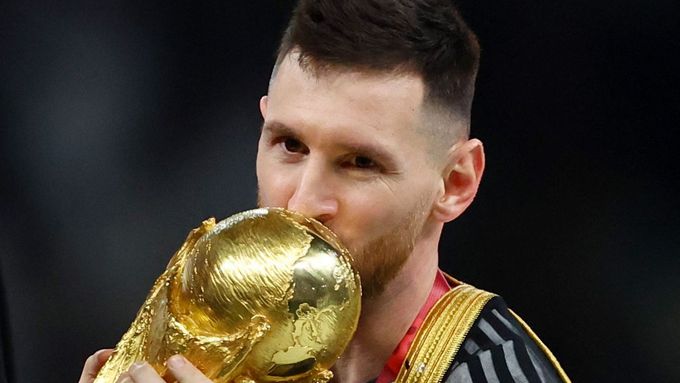 Argentinský fotbalista Lionel Messi s trofejí pro mistry světa.