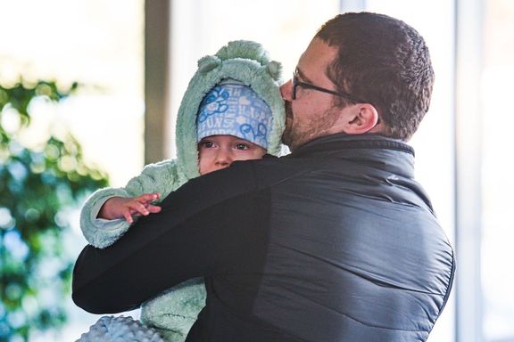 Chlapec, na jehož léčbu lidé darovali přes 150 milionů korun, odletěl z Brna na léčbu do Francie. Na snímku se svým otcem Tomášem Zatloukalem.