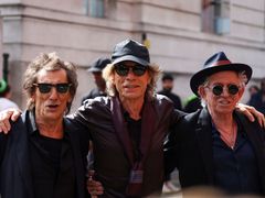 Druhý kytarista Ronnie Wood, zpěvák Mick Jagger a kytarista Keith Richards při středečním představení nového alba Rolling Stones.