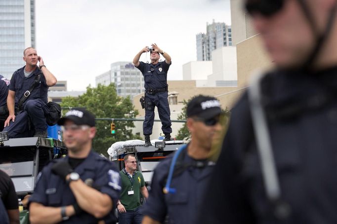 Police monitor a group of protesters outside the site of the Democratic National Convention in Charlotte, North Carolina, September 4, 2012. REUTERS/Philip Scott Andrews (UNITED STATES - Tags: CIVIL UNREST POLITICS ELECTIONS) Published: Zář. 4, 2012, 9:02 odp.