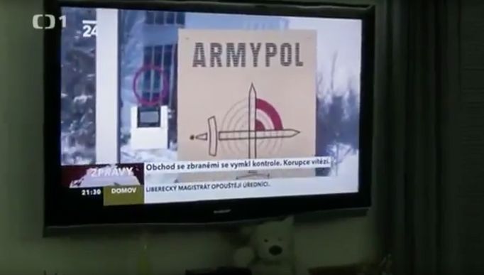 Fiktivní Události ČT informovaly v detektivce Krutá nevěra o firmě Armypol v souvislosti s korupcí při armádních zakázkách