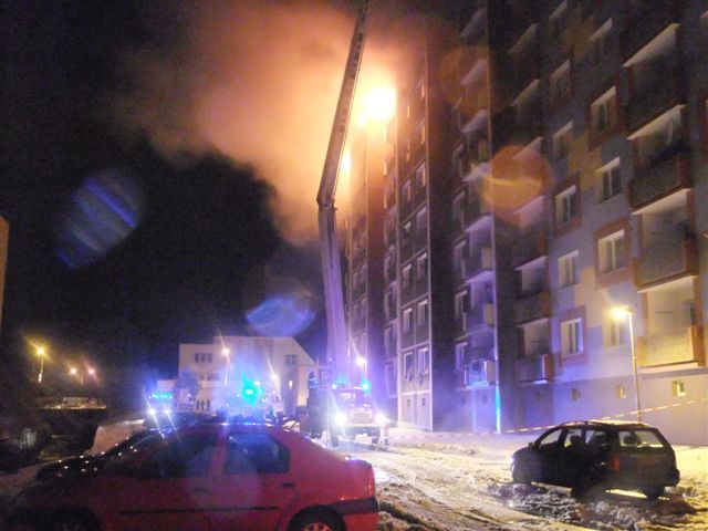 Požár paneláku v Jirkově na Chomutovsku