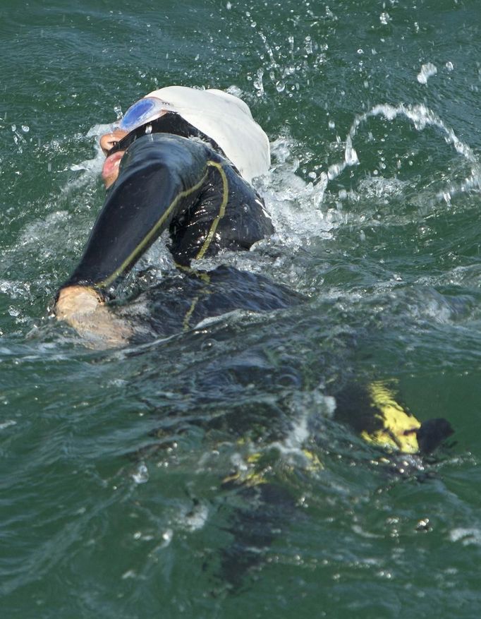 Diana Nyad wears protective garb designed to fend off stings from jellyfish tentacles as she trains off Key West, Florida, August 13, 2012. Nyad, who turns 63 Aug. 22, plans to begin her fourth attempt to swim from Havana, Cuba, to the Florida Keys on Sunday, August 19, 2012. She says that severe jellyfish stings thwarted her third attempt and plans to wear the new suit during night time swimming. Photo taken August 13, 2012. REUTERS/Presley Adamson/Florida Keys News Bureau/Handout (UNITED STATES - Tags: SOCIETY) NO SALES. NO ARCHIVES. FOR EDITORIAL USE ONLY. NOT FOR SALE FOR MARKETING OR ADVERTISING CAMPAIGNS. THIS IMAGE HAS BEEN SUPPLIED BY A THIRD PARTY. IT IS DISTRIBUTED, EXACTLY AS RECEIVED BY REUTERS, AS A SERVICE TO CLIENTS Published: Srp. 16, 2012, 9:15 odp.