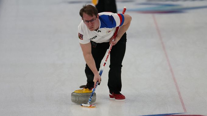 Tomáš Paul v zápase smíšených dvojic v curlingu Česko - Norsko na ZOH 2022