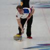 Tomáš Paul v zápase smíšených dvojic v curlingu Česko - Norsko na ZOH 2022