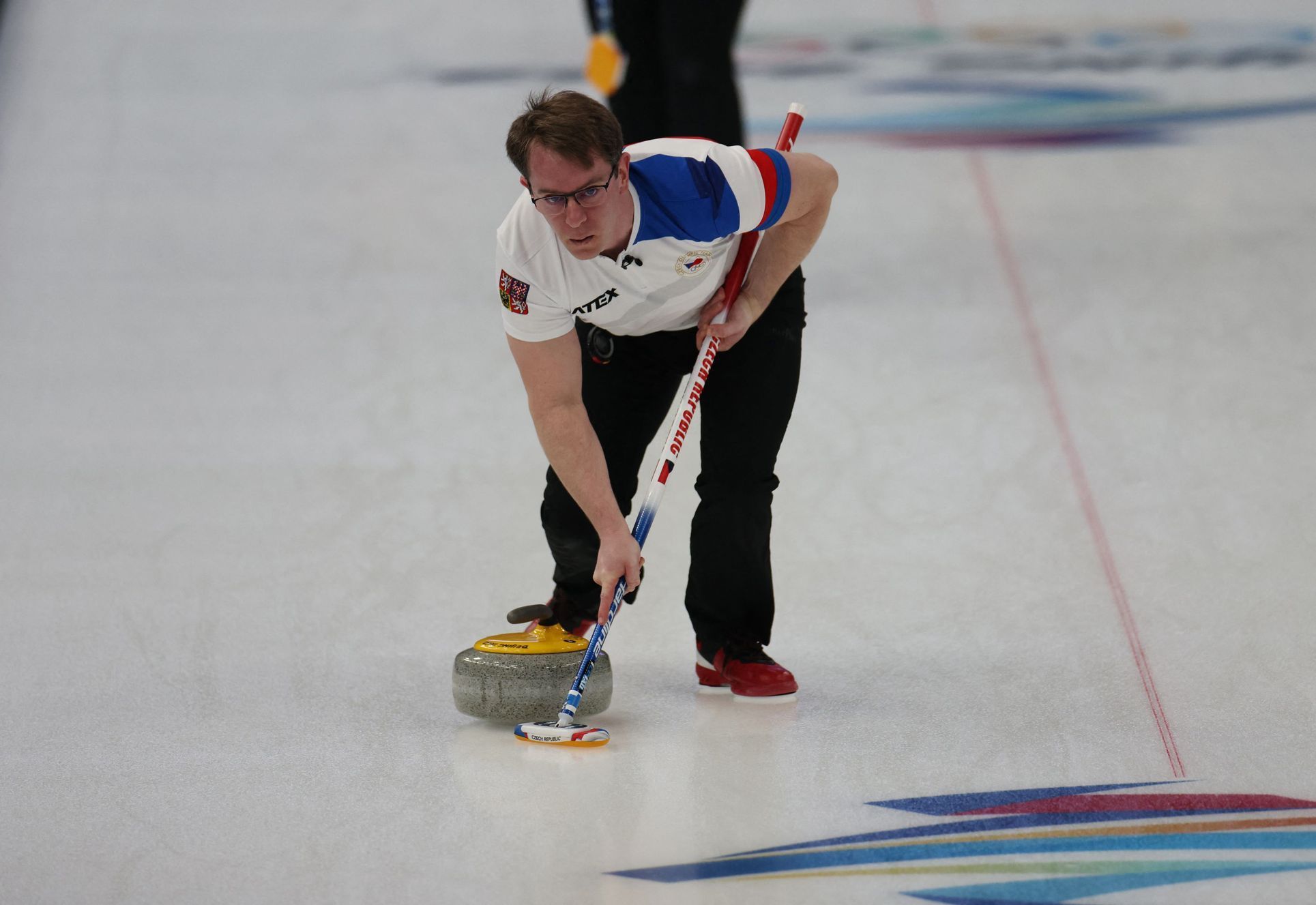 Tomáš Paul v zápase smíšených dvojic v curlingu Česko - Norsko na ZOH 2022