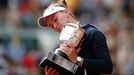 Barbora Krejčíková s trofejí pro vítězku French Open