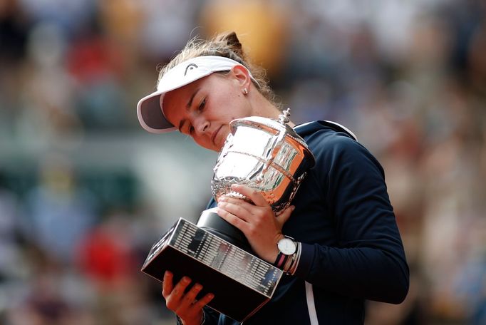 Barbora Krejčíková s trofejí pro vítězku French Open