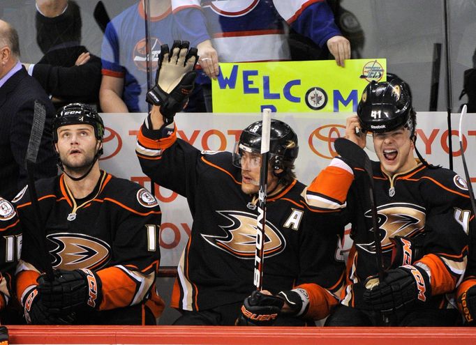 Teemu Selänne zdraví diváky během zápasu NHL