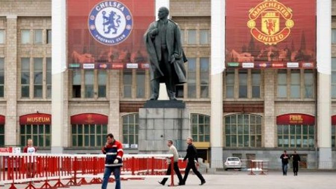 Socha Lenina dohlíží na ruch před stadionem v moskevských Lužnikách.