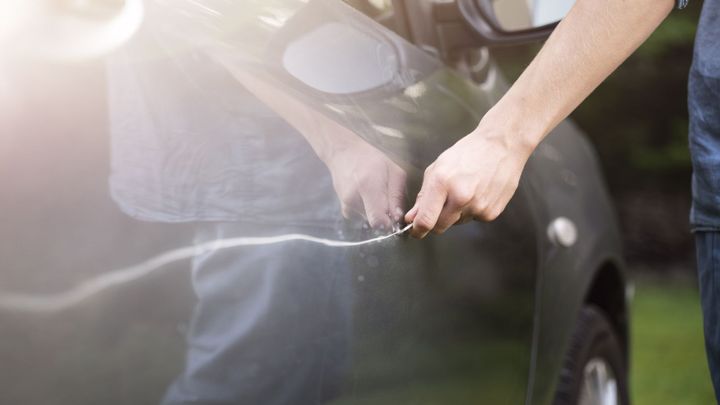 Ostravanka postupně poškodila patnáct aut. Toužila prý po kontaktu s policisty; Zdroj foto: Shutterstock