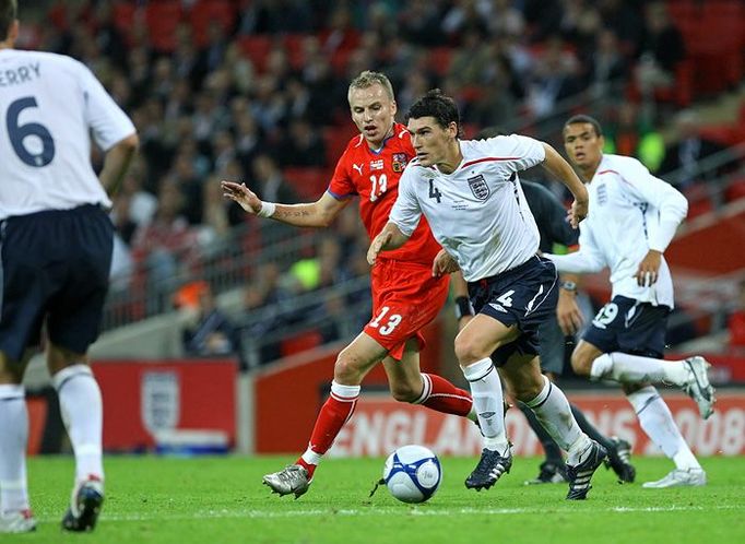 Gareth Barry (4, Anglie) pospíchá s míčem k české bránce.