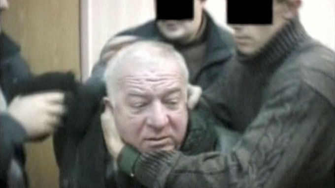 Sergej Skripal na archivní fotografii při zatýkání členy bezpečnostní služby.