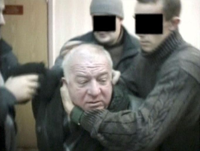 Bývalý ruský agent Sergej Skripal na archivní fotografii, na které ho zatýkají členové bezpečnostních služeb. Není jasné, ze kdy a odkud přesně snímek pochází.