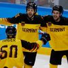 Felix Schütz, Patrick Hager a Brooks Macek slaví gól ve finále s Ruskem na ZOH 2018