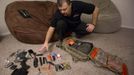 Phil Burns inventories some of the gear in a backpack full of survival supplies at his home in American Fork, Utah, December 14, 2012. While most "preppers" discount the Mayan calendar prophecy, many are preparing to be self-sufficient for threats like nuclear war, natural disaster, famine and economic collapse. Picture taken December 14, 2012. REUTERS/Jim Urquhart (UNITED STATES - Tags: SOCIETY) Published: Pro. 18, 2012, 5:23 odp.