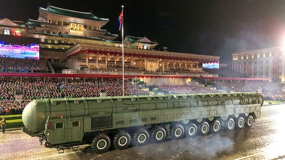 Kim ukázal svaly: Severní Korea slaví raketami schopnými zasáhnout USA