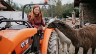 Před jezdeckým tréninkem je potřeba upravit povrch jízdárny, s Johanou Spáčilovou se potkáváme ve chvíli, kdy před stodolou parkuje traktor.