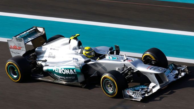 Nico Rosberg nedokončil Velkou cenu Abú Zabí kvůli kolizi s Narainem Karthikeyanem.