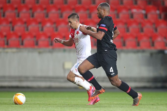 Tomáš Holeš a Jonathan Tah v zápase Evropské ligy Slavia Praha - Bayer Leverkusen