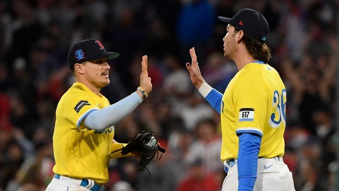 Baseballisté Bostonu Enrique Hernandez a Triston Casas při utkání s New York Yankees