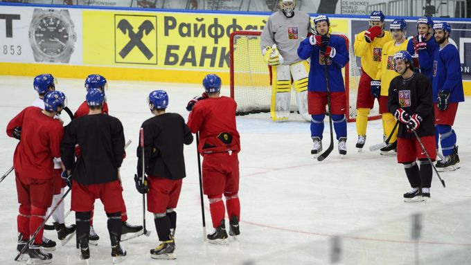 Na ledě se při dnešním tréninku Čechů v Minsku seřadila jen polovina českého týmu.
