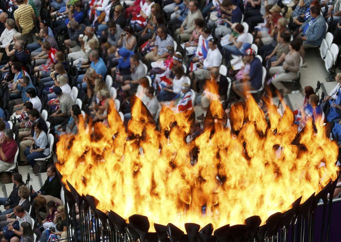 Pohled na olympijský oheň na atletickém stadionu v Londýně.