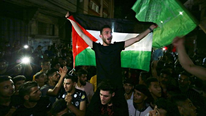 V Pásmu Gazy vypukly pouliční oslavy poté, co se Izrael a Hamás po jedenácti dnech bojů domluvily na příměří.