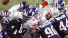 Kopáč Giants Lawrence Tynes se snaží přes houštinu těl zasáhnout háčko