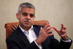 Londýn zvolí starostou muslima. I on musí odrážet kritiku, že je kamarád džihádistů