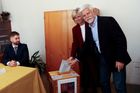 Favorit voleb i prezidentský pár už mají odvoleno. Lidé hlásí problémy s eDoklady