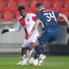 Peter Olayinka a Granit Xhaka v odvetě čtvrtfinále Evropské ligy Slavia - Arsenal