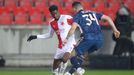 Peter Olayinka a Granit Xhaka v odvetě čtvrtfinále Evropské ligy Slavia - Arsenal