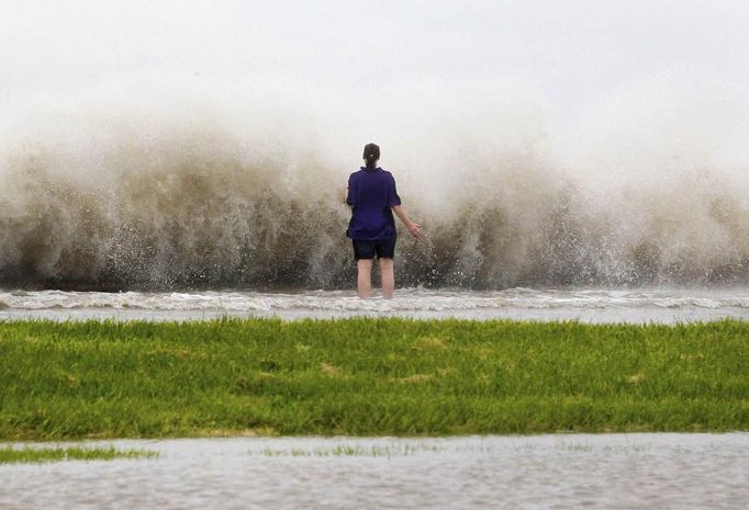 New Orleans resident Diana Whipple stands on the shore of Lake Pontchartrain as Tropical Storm Isaac approaches New Orleans, Louisiana, August 28, 2012. Tropical Storm Isaac was near hurricane force as it bore down on the U.S. Gulf Coast on Tuesday and was expected to make landfall in the New Orleans area seven years after it was devastated by Hurricane Katrina. REUTERS/Jonathan Bachman (UNITED STATES - Tags: ENVIRONMENT DISASTER TPX IMAGES OF THE DAY) Published: Srp. 28, 2012, 2:37 odp.