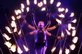 Záběr na jedny z performerek, které se zúčastnily ohňové show v Minsku.