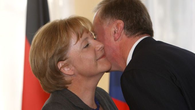 Topolánek s Merkelovou před Kramářovou vilou.