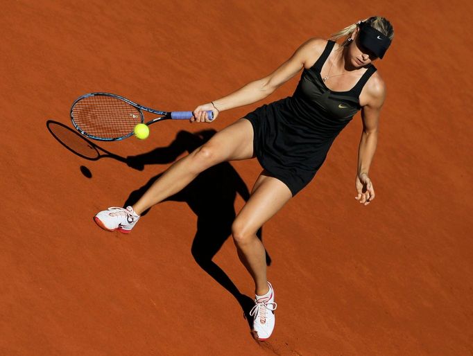 Ruská tenistka Maria Šarapovová odpaluje míček proti Češce Petře Kvitové během semifinále French Open 2012.