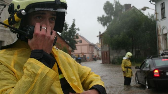 Největším problémem při loňských povodních byla podle velitele hasičů váznoucí komunikace.